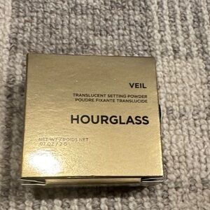 NIB Hourglass translucent Veil Setting Powder